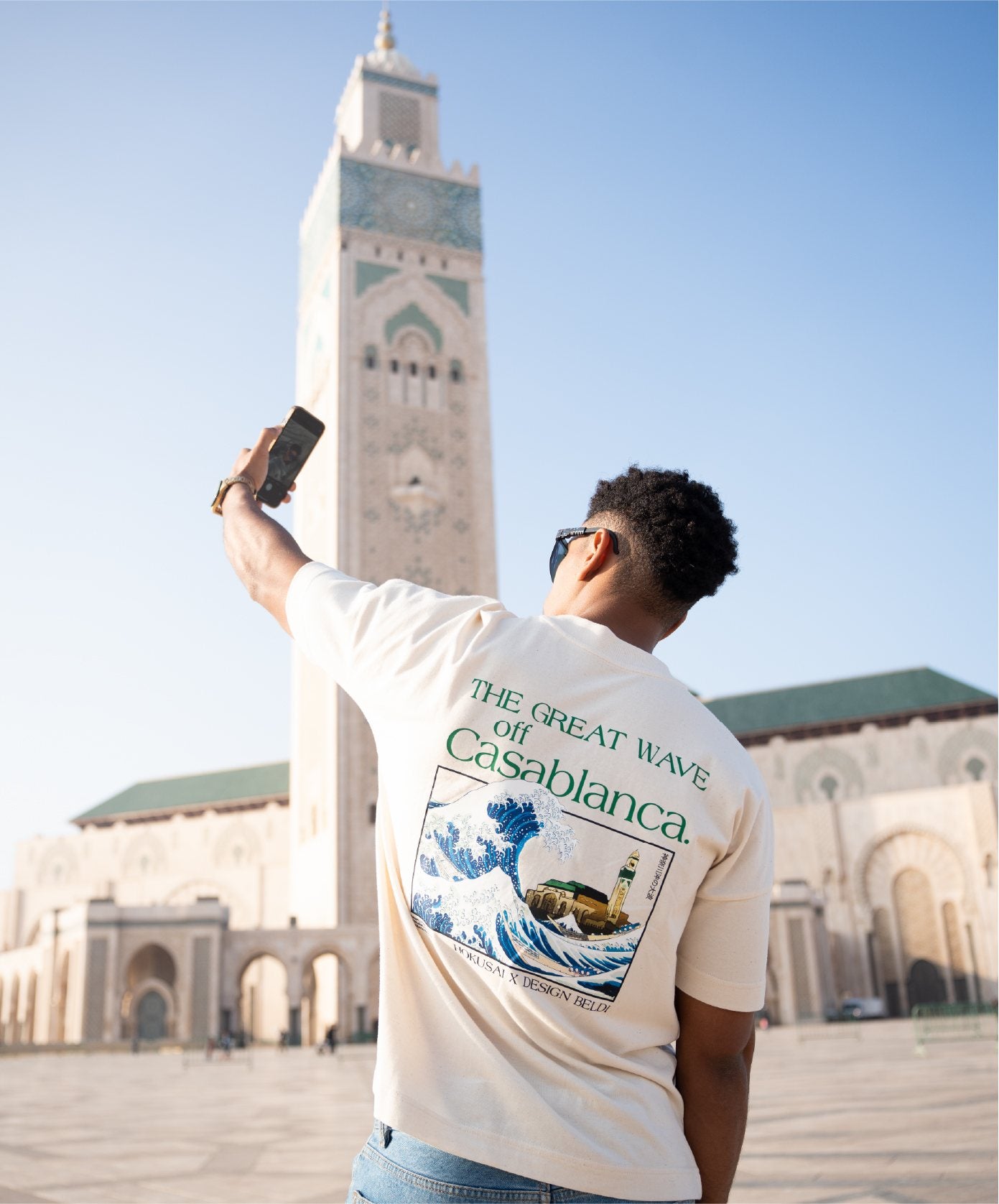 T-shirt The Great Wave Off Casablanca devant la mosquée Hassan II - Design Beldi